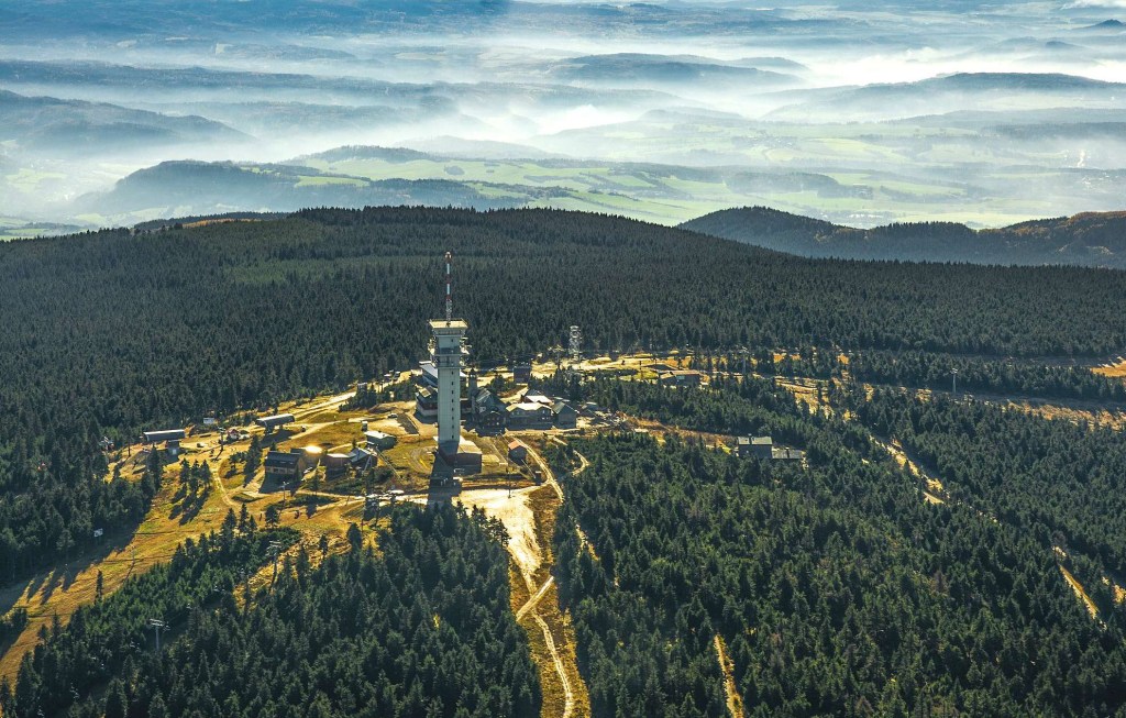 Vrchol Klínovce a Krušné hory (reprofoto)