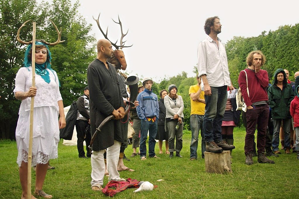 Paul Kignsnorth (stojící na špalku) a Dougald Hine (v červeném světru) na Uncivilization Festival (festivalu Necivilizace).