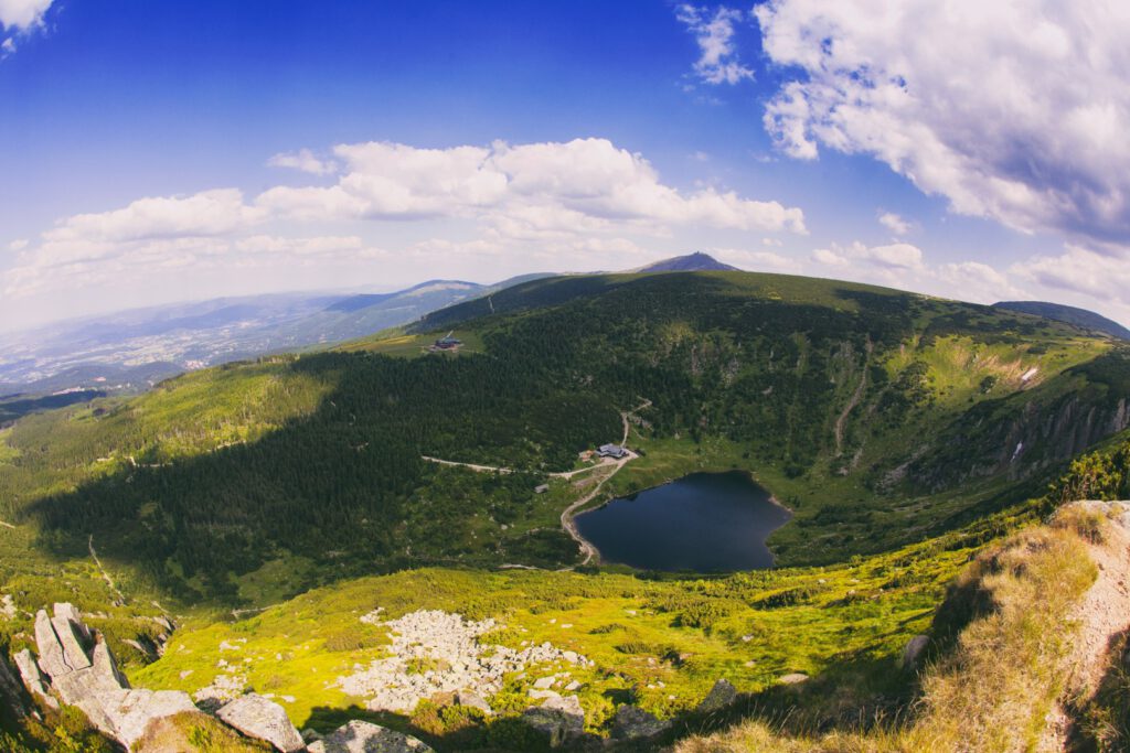 Malý rybník (Maly staw), v pozadí vrchol Sněžky