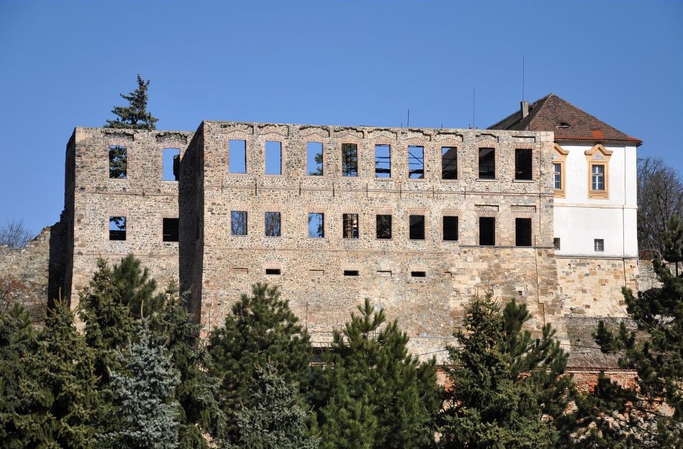 Zřícenina zámku Chvatěruby  