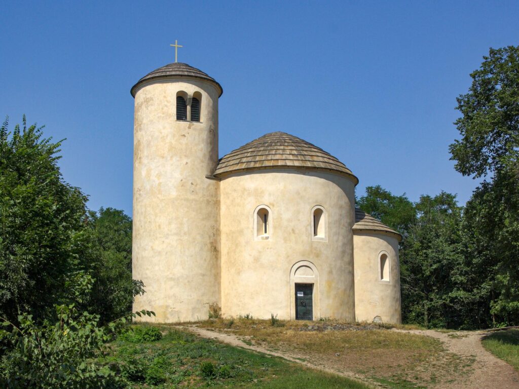 Rotunda Sv. Jiří na Řípu.