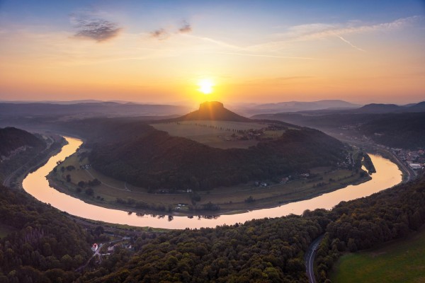 Lilienstein v meandru Labe při východu slunce od Königsteinu (reprofoto)