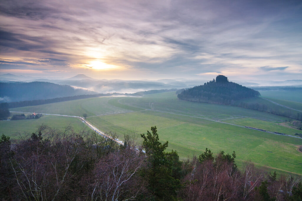 Kaiserkrone, v pozadí vlevo Růžovský vrch (reprofoto)