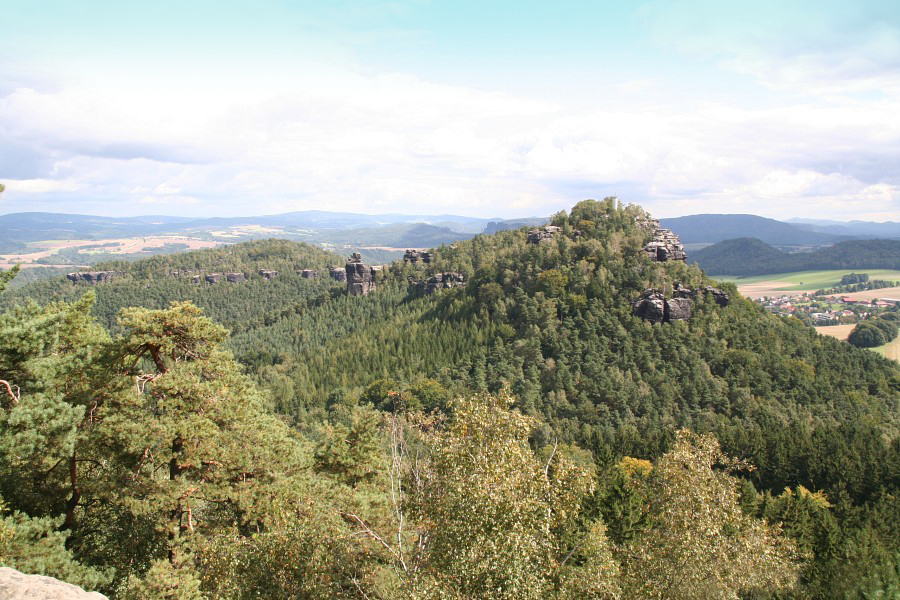 Pohled z Gohrische na Papststein a Kleinhennersdorfer Stein